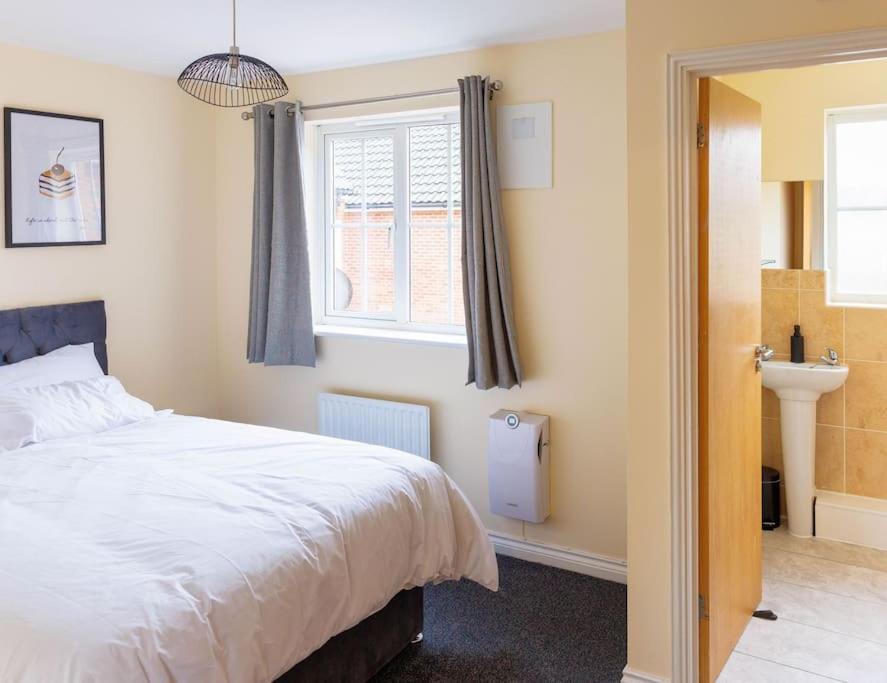 Stylish 3 Bedroom And Free Parking Thamesmead  Exterior foto