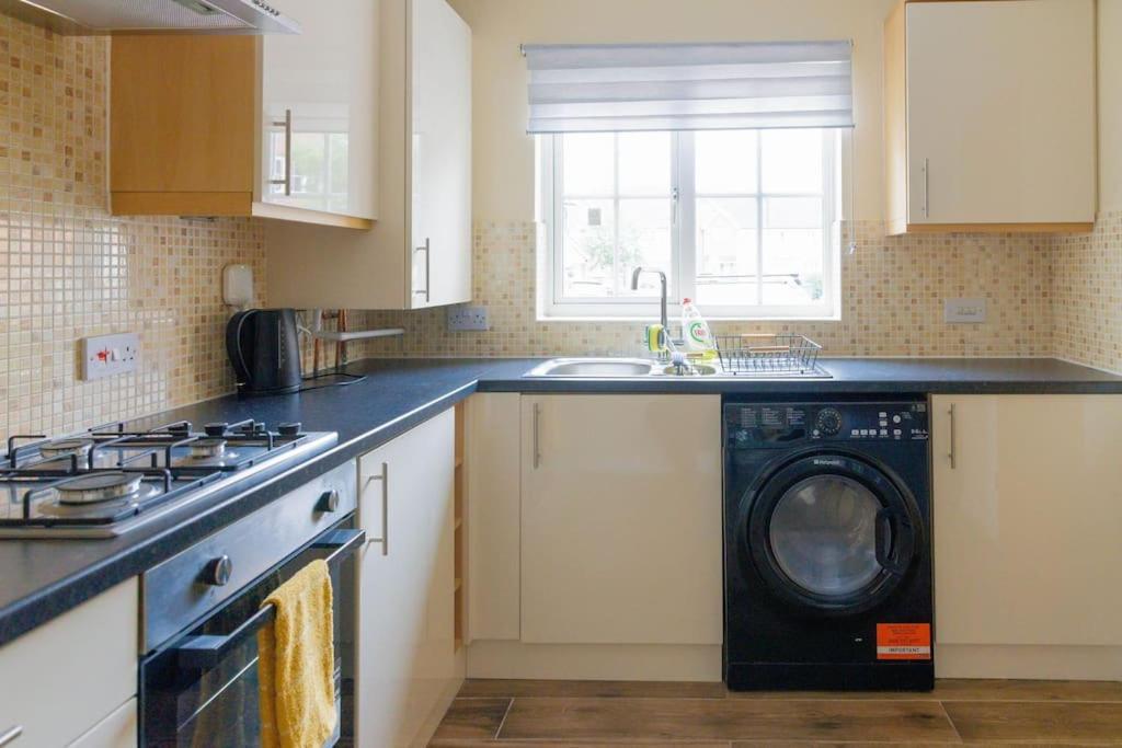 Stylish 3 Bedroom And Free Parking Thamesmead  Exterior foto